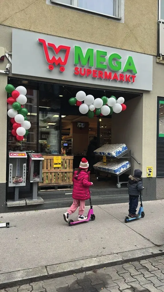 Eingang der MEGA Supermarkt Filiale in der Schüttaustraße 51, 1220 Wien